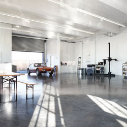 Studio B10 in Düsseldorf bietet vielseitige Räume für Foto- und Filmproduktionen sowie Events, mit umfangreicher Ausstattung und bester Lage.